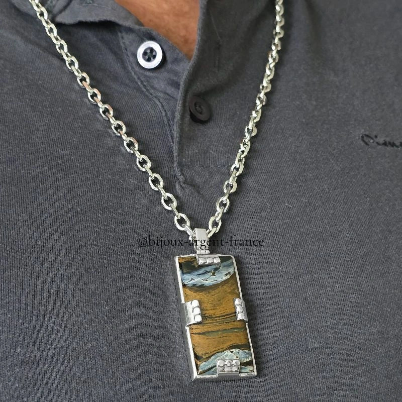 Pendentif homme en argent massif, pierre Pietersite aux reflets exceptionnels, porté sur une chaîne maille forçat 5.2 mm.