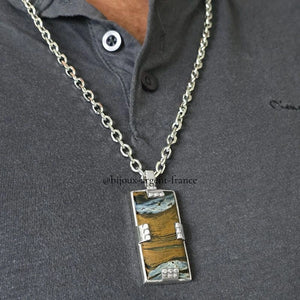 Pendentif homme en argent massif, pierre Pietersite aux reflets exceptionnels, porté sur une chaîne maille forçat 5.2 mm.