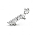 Pendentif homme argent massif, skateboard gravé d'un prénom et symbole infini.