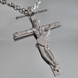 Pendentif homme en argent rhodié, Croix Rocker avec guitare, personnalisable au verso. Modèle de grandeur au choix. Livraison offerte en France métropolitaine.