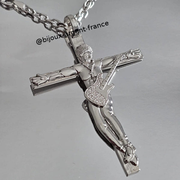 Pendentif homme en argent rhodié, Croix Rocker avec guitare, personnalisable au verso. Modèle de grandeur au choix. Livraison offerte en France métropolitaine.