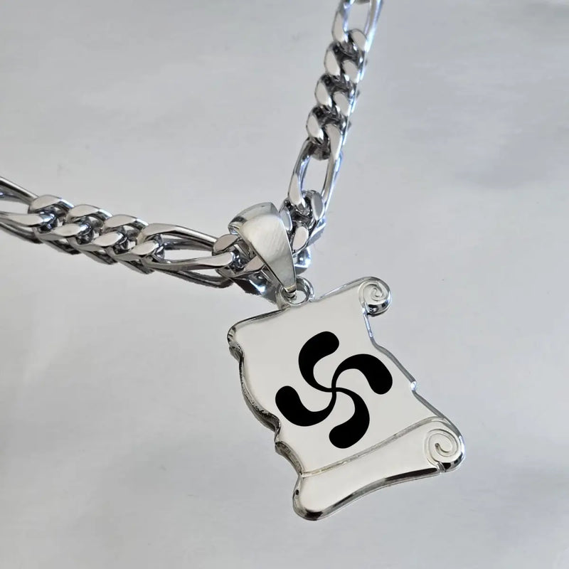 Gros plan du pendentif argent Croix Basque Lauburu gravé, sur une grosse chaîne maille Figaro 4 mm.