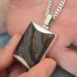 Pendentif Homme, pierre oeil de fer, photo contractuelle montrant ses reliefs uniques.