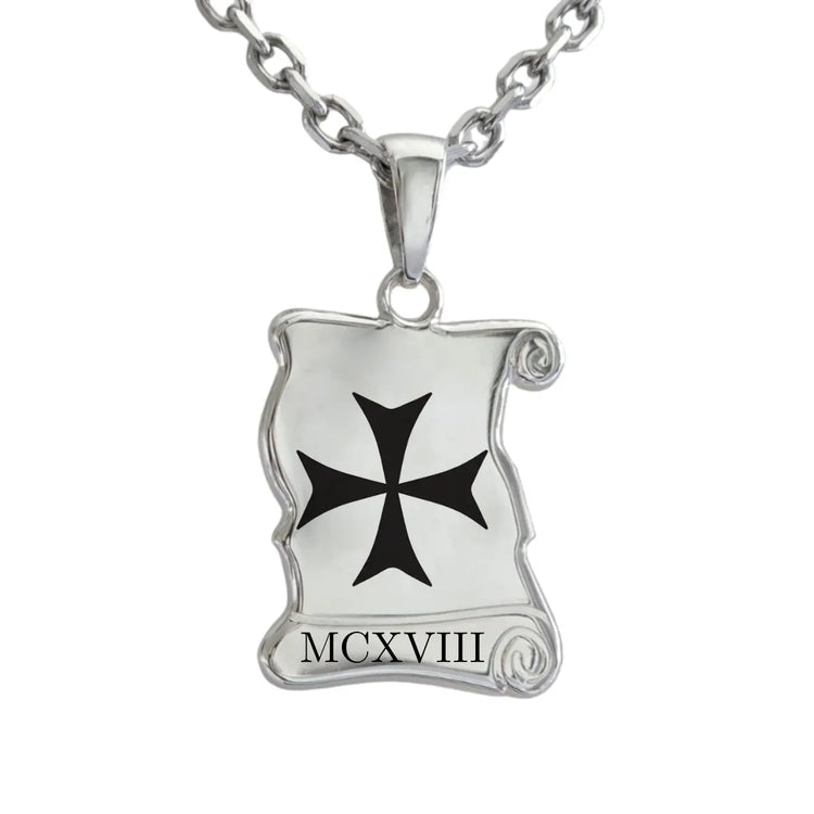 Pendentif parchemin en argent 925 massif gravé d'une croix des Templiers noire et de la date 1118 en chiffres romains.