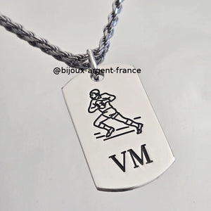 Pendentif rugby argent massif, joueur. Grave face et personnalisable au verso. Grande plaque d'une hauteur totale de 4.5 cm.