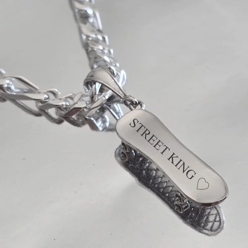 Pendentif skateboard en argent rhodié, grande attache et personnalisable.