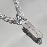 Pendentif skateboard en argent rhodié, grande attache et personnalisable.