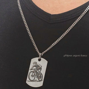 Pendentif vélo VTT homme porté – rendu réel sur une chaîne maille gourmette plate de 4 mm de largeur.