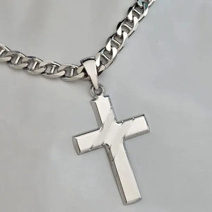 Pendentif Croix en Argent Massif pour Homme, personnalisable au verso. Fabrication en atelier Français.