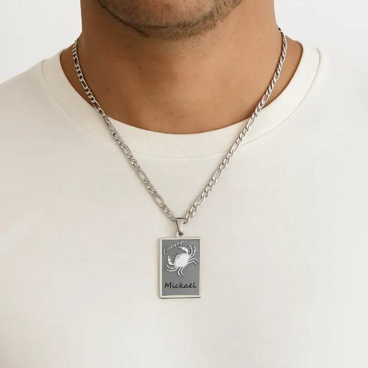 Pendentif argent homme, signe du Cancer, grand modèle porté sur une chaîne maille Figaro de 3 mm de largeur.