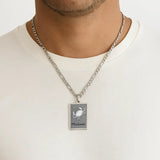 Pendentif argent homme, signe du Cancer, grand modèle porté sur une chaîne maille Figaro de 3 mm de largeur.