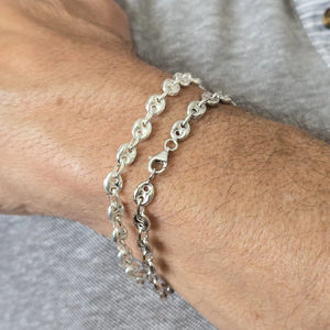 Bracelet homme en Argent 925, grain de café discret de 6mm de large x 8mm de long chacun, vue portée sur le poignet en Argent 925 finition blanc et rhodié.
