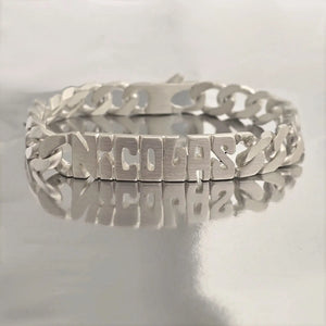 Bracelet d'identité personnalisé masculin en argent massif 925 plein avec prénom ajouré et finition satinée.