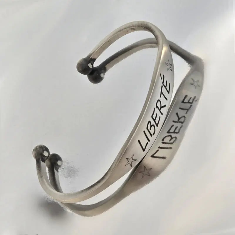 Bracelet jonc esclave pour homme en argent massif, grand modèle, adapté pour un poignet jusqu'à 21.5 cm, finition Argent blanc, satiné ou vieilli.