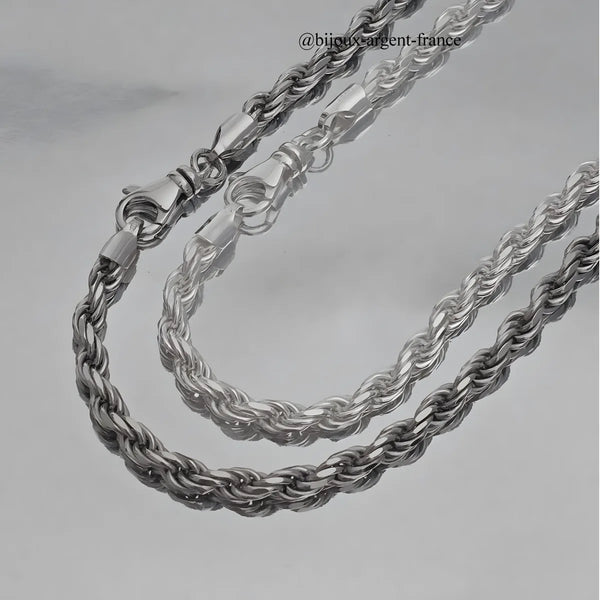 Comparaison d'une chaîne corde en argent massif 5mm finition rhodiée et finition argent blanc naturel.
