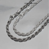 Comparaison d'une chaîne corde en argent massif 5mm finition rhodiée et finition argent blanc naturel.