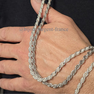Gros plan sur la maille torsadée d'une chaîne corde de 5mm en argent massif 925 montrant l'épaisseur et la qualité du bijou.
