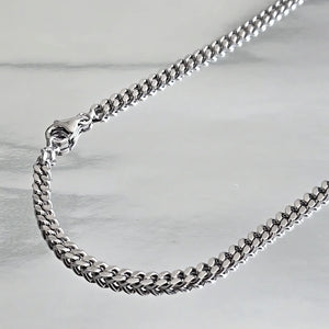 Chaîne maille gourmette en Argent massif rhodié, 4 mm de largeur et disponible jusque 70 cm de longueur.