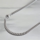 Chaîne maille gourmette en Argent massif rhodié, 4 mm de largeur et disponible jusque 70 cm de longueur.