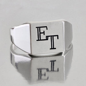 Chevalière homme en argent massif 925 personnalisée avec gravure d'initiales, fabrication artisanale française, grandes tailles disponibles du 52 au 80.