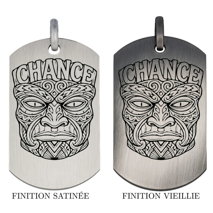 Comparatif des finitions pour pendentif Tiki Chance : argent massif satiné à gauche et argent vieilli noirci à droite.