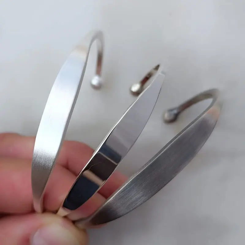 Bracelet jonc esclave en argent massif, grand modèle, personnalisable avec gravure laser de qualité.