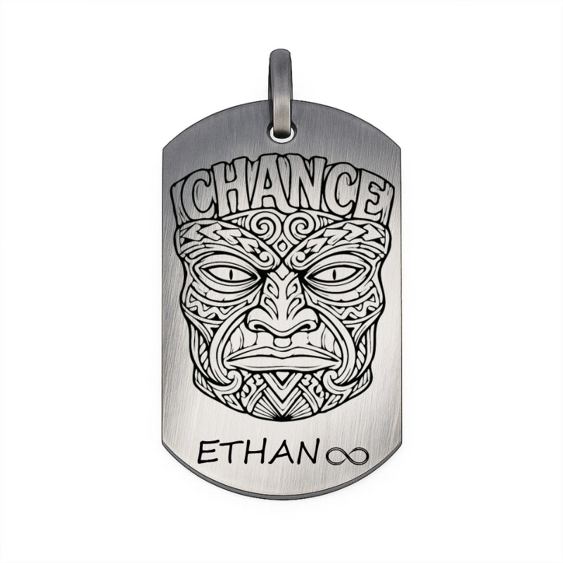 Pendentif Tiki Chance en argent massif 925 avec gravure personnalisée du prénom Ethan et symbole infini.