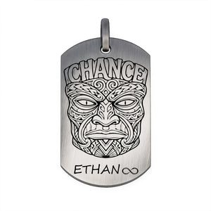Pendentif Tiki Chance en argent massif 925 avec gravure personnalisée du prénom Ethan et symbole infini.