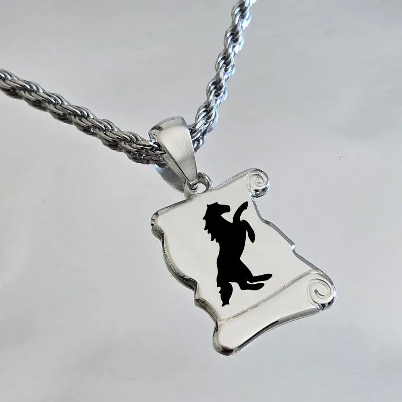Pendentif parchemin en argent massif 925 avec gravure étalon noir cabré style cheval de Mérens