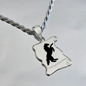 Pendentif parchemin en argent massif 925 avec gravure étalon noir cabré style cheval de Mérens