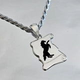 Pendentif parchemin en argent massif 925 avec gravure étalon noir cabré style cheval de Mérens