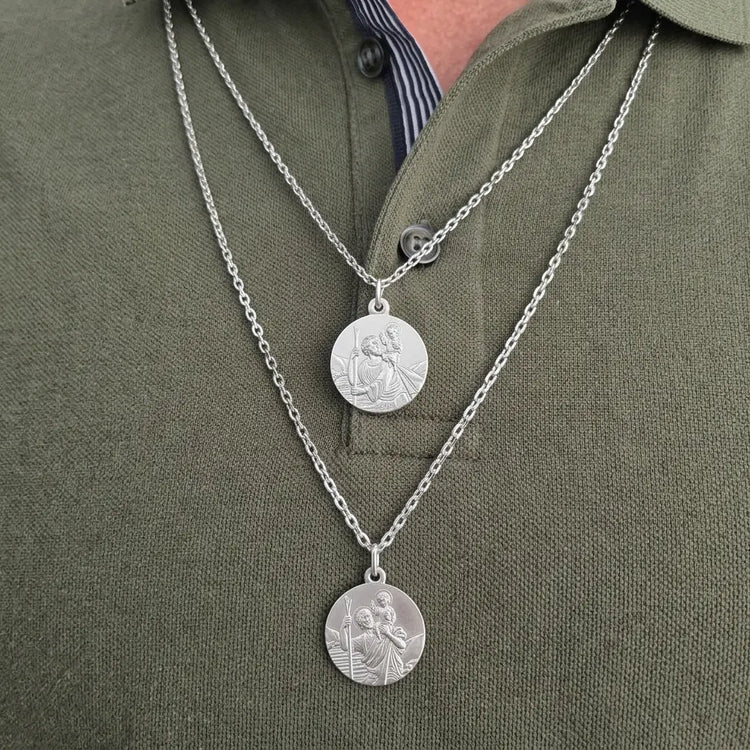 Pendentifs médaille Saint-Christophe en argent 925 portés avec chaîne sur homme