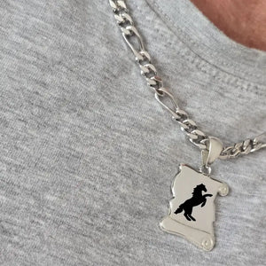 Pendentif équestre parchemin en argent massif porté au cou par un mannequin homme
