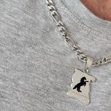 Pendentif équestre parchemin en argent massif porté au cou par un mannequin homme