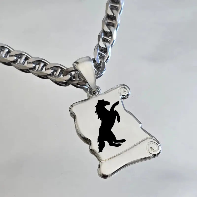 Bijou équestre parchemin cheval en argent porté sur une chaîne maille marine large