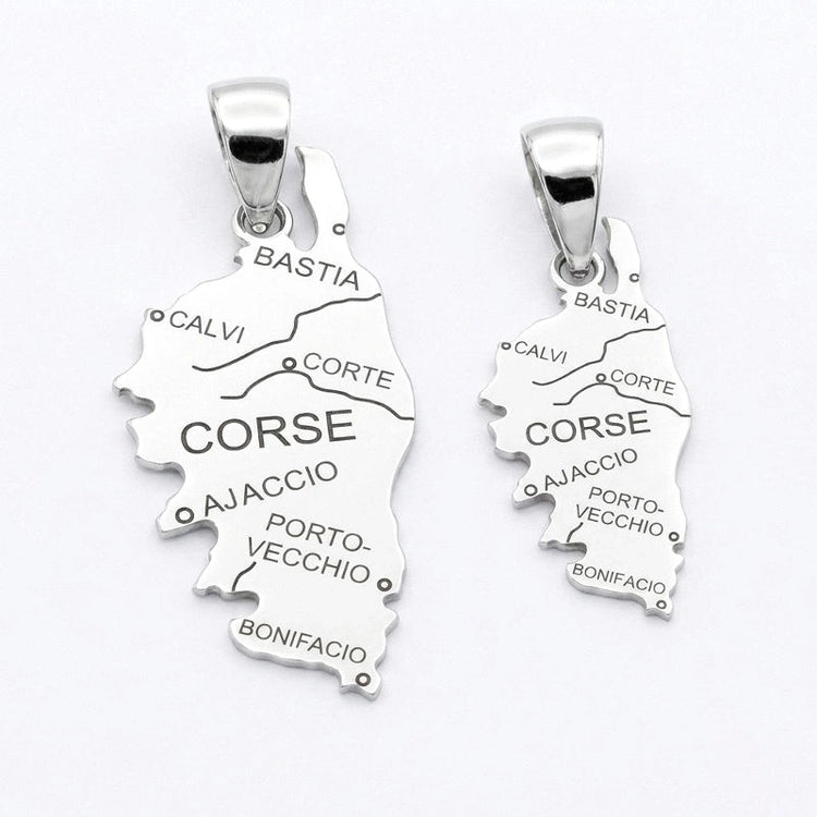 Choisissez votre pendentif Corse personnaliséen argent 925 rhodié, moyen et grand modèle avec gravure des villes. Personnalisable au verso.