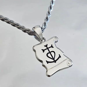 Pendentif Croix de Camargue en argent massif porté sur une chaîne maille corde de 3 mm en argent massif, style moderne et masculin