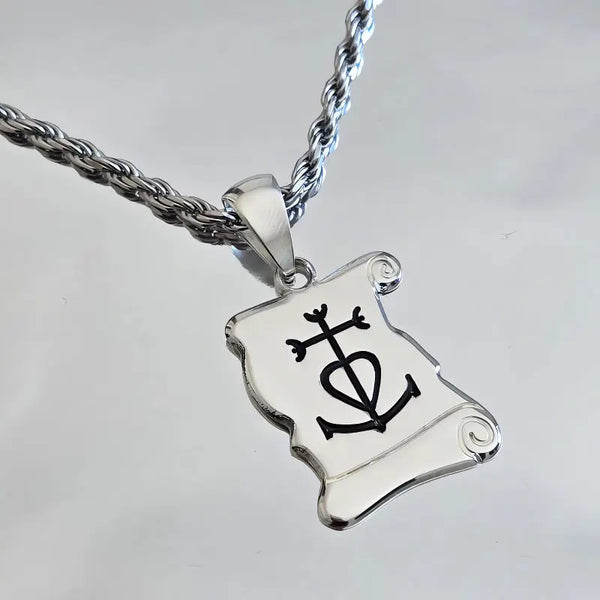 Pendentif Croix de Camargue en argent massif porté sur une chaîne maille corde de 3 mm en argent massif, style moderne et masculin