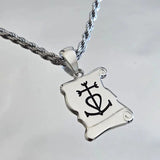 Pendentif Croix de Camargue en argent massif porté sur une chaîne maille corde de 3 mm en argent massif, style moderne et masculin