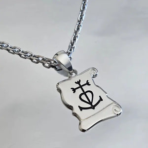 Pendentif Croix de Camargue en argent massif personnalisable au verso et suspendu à une chaîne argent massif 3 mm, bijou homme élégant et raffiné.