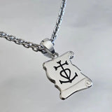 Pendentif Croix de Camargue en argent massif personnalisable au verso et suspendu à une chaîne argent massif 3 mm, bijou homme élégant et raffiné.