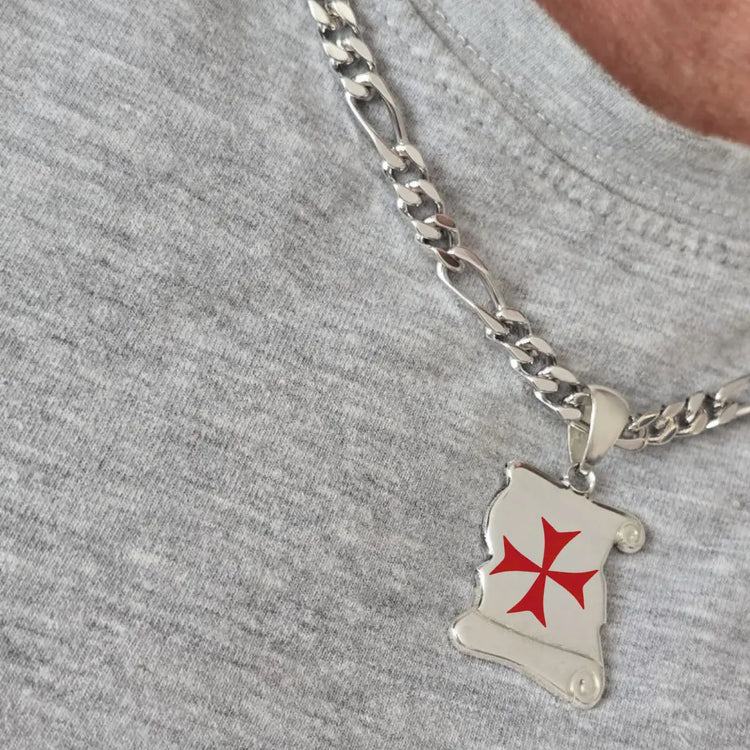 Pendentif parchemin croix des Templiers en argent 925 massif portée autour du cou sur une chaîne maille Figaro pour homme.