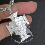 Grand pendentif Croix du Portugal pour homme en argent tenu en main pour visualiser sa taille réelle, avec écrin Bijoux Argent France.