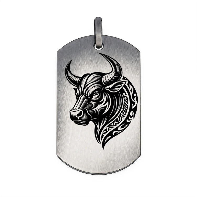 Pendentif plaque en argent pour homme avec gravure de tête de taureau style tribal.