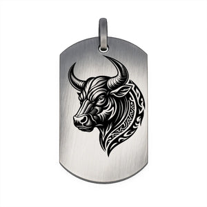 Pendentif plaque en argent pour homme avec gravure de tête de taureau style tribal.