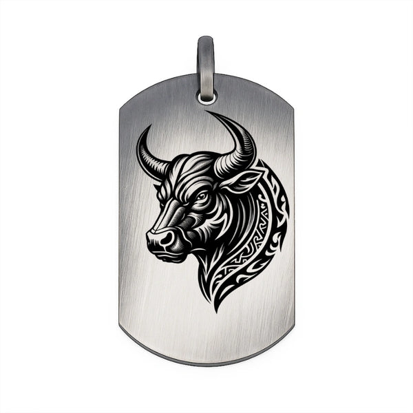 Pendentif plaque en argent pour homme avec gravure de tête de taureau style tribal.