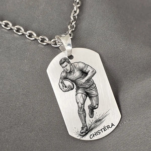 Pendentif plaque rugby, joueur et son ballon, personnalisé sur chaîne maille forçat.