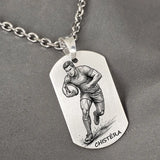 Pendentif plaque rugby, joueur et son ballon, personnalisé sur chaîne maille forçat.