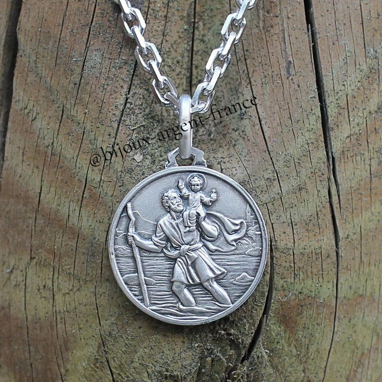 Pendentif Saint Christophe homme en argent massif, médaille ronde grand modèle de 2 cm de diamètre hors attache, personnalisable au verso. Bijou protecteur des gens qui voyagent.