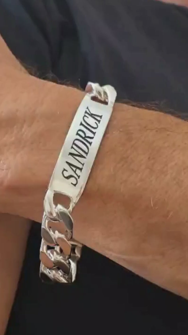 Vidéo de la gourmette homme argent massif 100g portée au poignet avec gravure personnalisée Sandrick